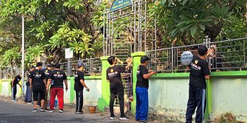 Relawan LDII mengecat pagar Tempat Pemakaman Umum (TPU) Gunung Anyar Tengah Surabaya di acara "Kerja Bersama, Bakti untuk Negeri." Jumat (4/8). Dok: LINES.