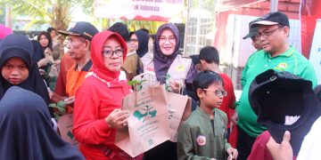 Warga Kecamatan Tandes Surabaya mengikuti Jalan Sehat Kemerdekaan dan mendapat bibit hortikultura secara gratis dari DPW LDII Jatim, Minggu (17/8). Dok: LINES.