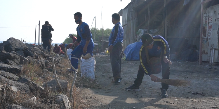 Tim Taruna Siaga Bencana (TAGANA) Surabaya juga turut andil dalam kegiatan kerja bakti di pesisir Pantai Kenjeran, Minggu (6/8). Dok: LINES.