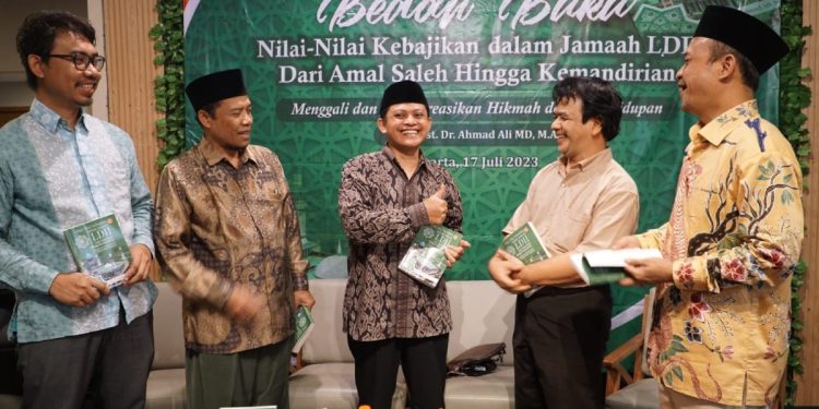 Peluncuran buku tentang nilai-nilai kebajikan yang ada dalam jamaah LDII di Sadjoe Cafe & Resto, Jakarta Selatan, pada Senin (17/7). Dok: LINES.