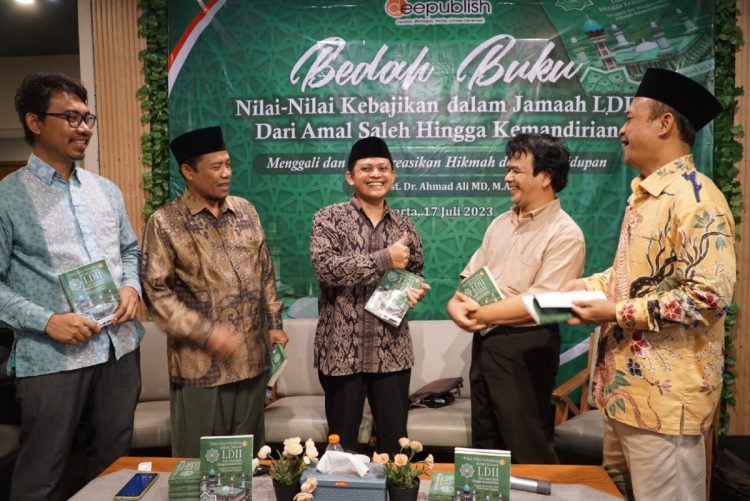 Peluncuran buku tentang nilai-nilai kebajikan yang ada dalam jamaah LDII di Sadjoe Cafe & Resto, Jakarta Selatan, pada Senin (17/7). Dok: LINES.