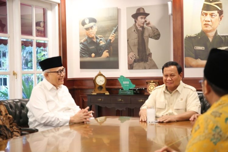 Ketua Umum DPP LDII KH Chriswanto Santoso dan jajarannya menemui Menteri Pertahanan Prabowo Subianto di kantor Kementerian Pertahanan, Jakarta.