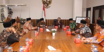 Kepala Badan Kesatuan Bangsa dan Politik (Bakesbangpol) Jawa Timur Eddy Supriyanto menerima audiensi jajaran DPW LDII Jawa Timur, Kamis (7/9). Dok: LINES.