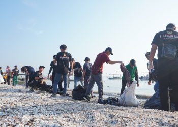 Sejumlah relawan LDII membersihkan sampah di pesisir Pantai Kenjeran Surabaya, Minggu (24/9). Dok: LINES.