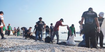 Sejumlah relawan LDII membersihkan sampah di pesisir Pantai Kenjeran Surabaya, Minggu (24/9). Dok: LINES.