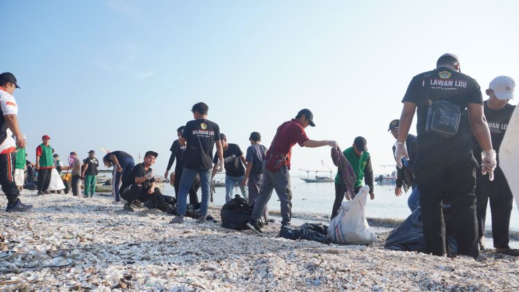 Sejumlah relawan LDII membersihkan sampah di pesisir Pantai Kenjeran Surabaya, Minggu (24/9). Dok: LINES.