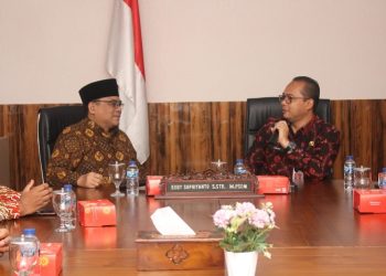 Kepala Bakesbangpol Jatim Eddy (kanan) berbincang dengan Ketua DPW LDII Jatim KH Moch Amrodji Konawi. Dok: LINES.