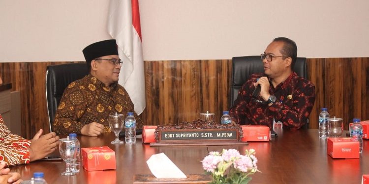 Kepala Bakesbangpol Jatim Eddy (kanan) berbincang dengan Ketua DPW LDII Jatim KH Moch Amrodji Konawi. Dok: LINES.