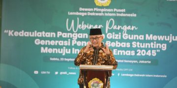 Ketum DPP LDII saat membuka webinar bertajuk “Kedaulatan Pangan dan Gizi Guna Mewujudkan Generasi Penerus Bebas Stunting menuju Indonesia Emas 2045”. Foto: LINES.