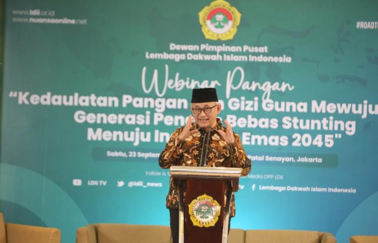 Ketum DPP LDII saat membuka webinar bertajuk “Kedaulatan Pangan dan Gizi Guna Mewujudkan Generasi Penerus Bebas Stunting menuju Indonesia Emas 2045”. Foto: LINES.