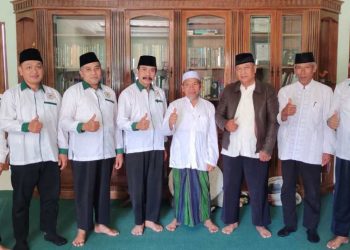 engurus DPD LDII Magetan menjalin silaturahim dengan Ketua MUI KH Ahmad Fathoni, di kediamannya, pada Sabtu (29/7). Dok: LINES.