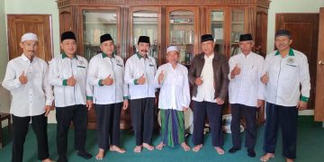 engurus DPD LDII Magetan menjalin silaturahim dengan Ketua MUI KH Ahmad Fathoni, di kediamannya, pada Sabtu (29/7). Dok: LINES.