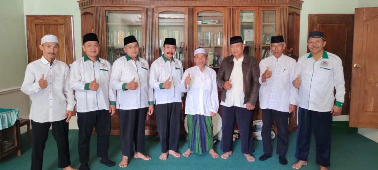 engurus DPD LDII Magetan menjalin silaturahim dengan Ketua MUI KH Ahmad Fathoni, di kediamannya, pada Sabtu (29/7). Dok: LINES.