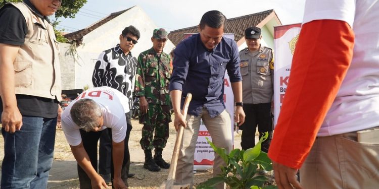 Jelang HUT ke-78 Republik Indonesia, LDII Kota Kediri mengadakan kegiatan kerja bakti dengan tema “Kerja Bersama, Bakti untuk Negeri” pada Jumat (4/8).