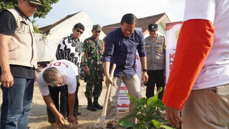 Jelang HUT ke-78 Republik Indonesia, LDII Kota Kediri mengadakan kegiatan kerja bakti dengan tema “Kerja Bersama, Bakti untuk Negeri” pada Jumat (4/8).