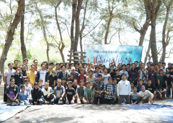 Pemuda-pemudi LDII se-Kabupaten Sumenep mengikuti kegiatan temu akrab di Pantai Lombang pada Minggu (17/9).