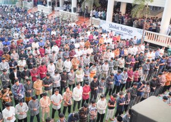 Sedikitnya 4.000-an santri Ponpes Wali Barokah Kediri melaksanakan salat Istisqo berjamaah, Selasa (24/10). Dok: LINES.