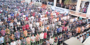 Sedikitnya 4.000-an santri Ponpes Wali Barokah Kediri melaksanakan salat Istisqo berjamaah, Selasa (24/10). Dok: LINES.