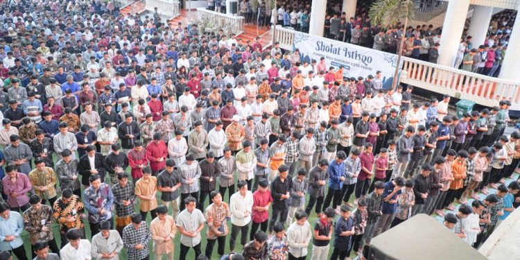 Sedikitnya 4.000-an santri Ponpes Wali Barokah Kediri melaksanakan salat Istisqo berjamaah, Selasa (24/10). Dok: LINES.