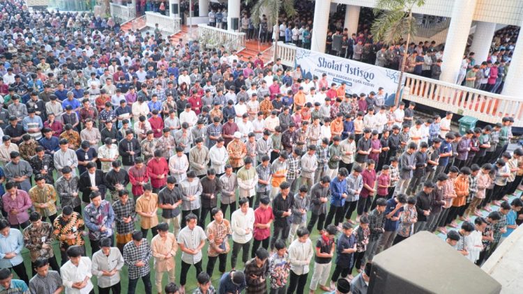 Sedikitnya 4.000-an santri Ponpes Wali Barokah Kediri melaksanakan salat Istisqo berjamaah, Selasa (24/10). Dok: LINES.