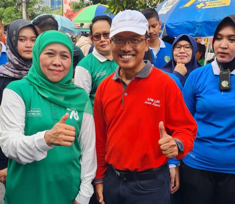 Wakil Ketua DPW LDII Jawa Timur H Ma'un bersama Gubernur Khofifah Indar Parawansa di acara Jalan Sehat Hari Santri 2023. Dok: LINES.