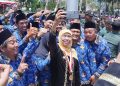 Gubernur Khofifah Indar Parawansa berswa foto bersama Aparatur Sipil Negara (ASN) seusai mengikuti Upacara HUT ke-78 Jatim di halaman Gedung Negara Grahadi Surabaya, Kamis (12/10). Dok: LINES.