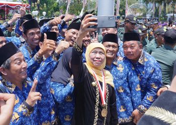 Gubernur Khofifah Indar Parawansa berswa foto bersama Aparatur Sipil Negara (ASN) seusai mengikuti Upacara HUT ke-78 Jatim di halaman Gedung Negara Grahadi Surabaya, Kamis (12/10). Dok: LINES.