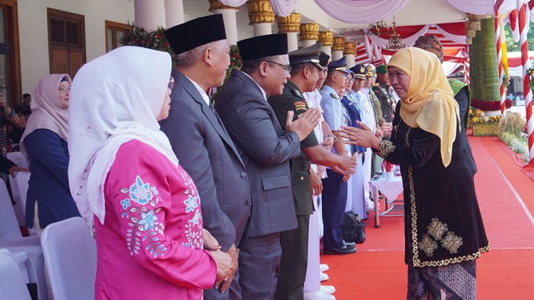 Ketua DPW LDII Jawa Timur KH Moch Amrodji Konawi menyampaikan selamat kepada Gubernur Khofifah Indar Parawansa seusai mengikuti upacara HUT ke-78 Jatim. Dok: LINES.