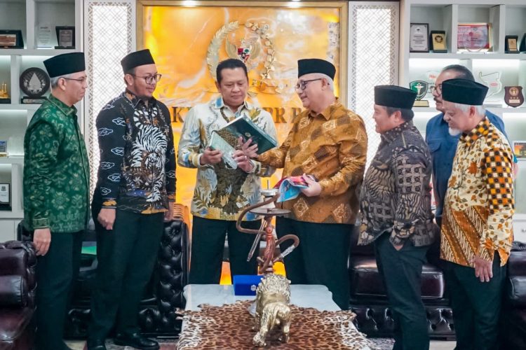 Ketua MPR RI Bambang Soesatyo menerima kunjungan Ketua Umum DPP LDII KH Chriswanto Santoso beserta jajarannya di Komples Widya Chandra, Kebayoran Baru, Jakarta, Selasa (17/10). Foto: LINES.