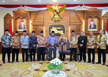 Jajaran DPW LDII Jawa Timur diterima audiensi Gubernur Khofifah Indar Parawansa, di Gedung Negara Grahadi, Surabaya, Kamis (19/10). Dok: LINES.