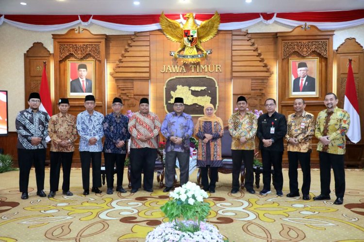 Jajaran DPW LDII Jawa Timur diterima audiensi Gubernur Khofifah Indar Parawansa, di Gedung Negara Grahadi, Surabaya, Kamis (19/10). Dok: LINES.