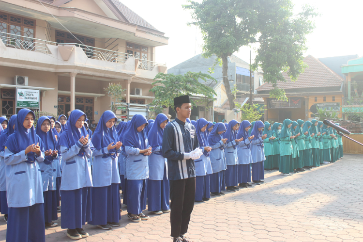 Pondok Pesantren Al Barokah Sruni, Gedangan, Sidoarjo menggelar upacara peringatan Hari Santri Nasional 2023, Minggu (22/10). dok: LINES.