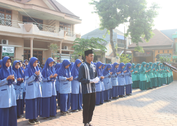 Pondok Pesantren Al Barokah Sruni, Gedangan, Sidoarjo menggelar upacara peringatan Hari Santri Nasional 2023, Minggu (22/10). dok: LINES.