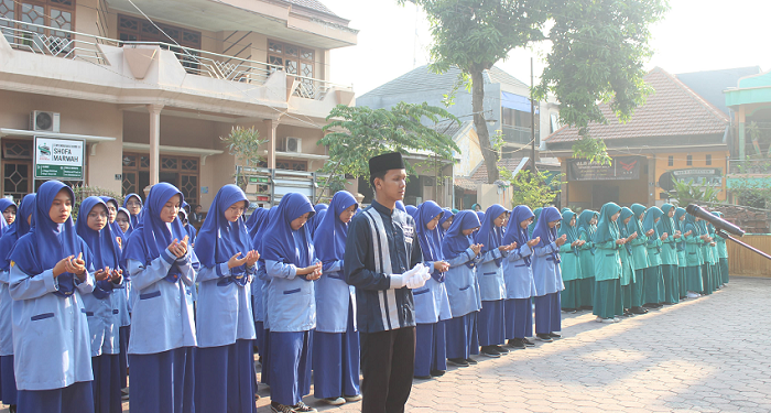 Pondok Pesantren Al Barokah Sruni, Gedangan, Sidoarjo menggelar upacara peringatan Hari Santri Nasional 2023, Minggu (22/10). dok: LINES.