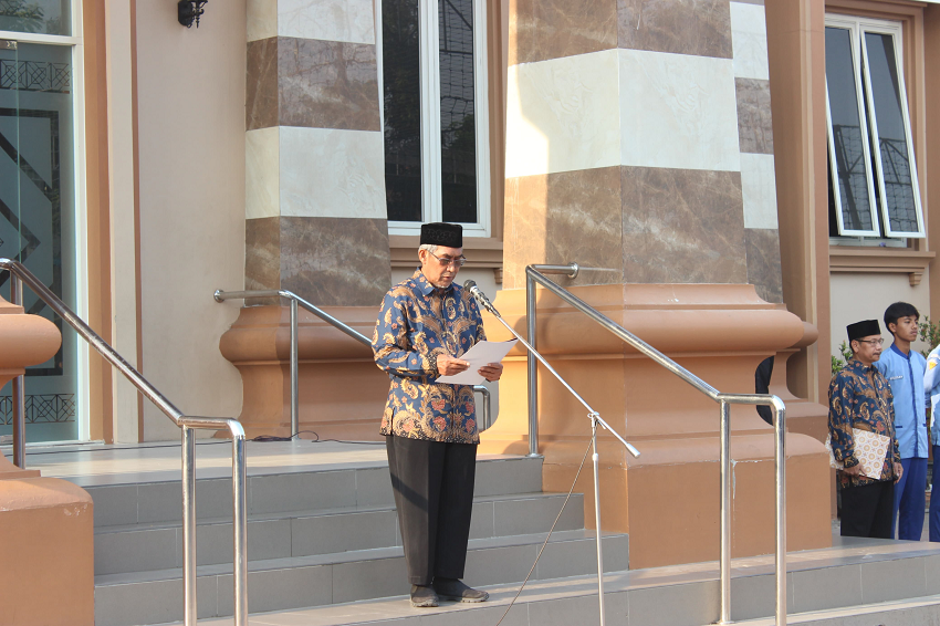 Ketua Yayasan Mulia Insani Bambang Guruh Irianto bertindak sebagai inspektur upcara Hari Santri Nasional. Dok: LINES.