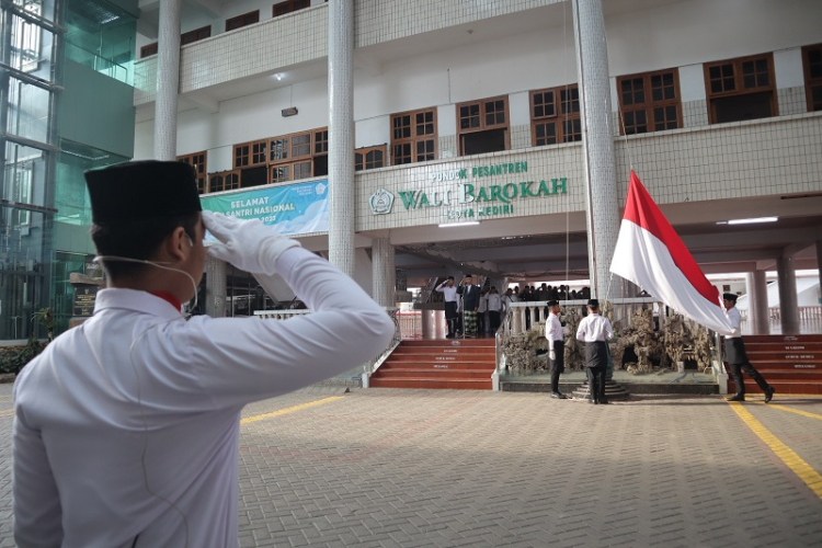 Pondok Pesantren (Ponpes) Wali Barokah Kota Kediri menggelar upacara Hari Santri Nasional (HSN) ke-9, pada Minggu pagi (22/10). Dok: LINES.
