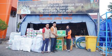 Pengurus DPW LDII Jawa Timur menyerahkan paket bantuan kemanusiaan untuk Palestina melalui BPBD Jawa Timur, Sabtu (25/11). Dok: LINES.