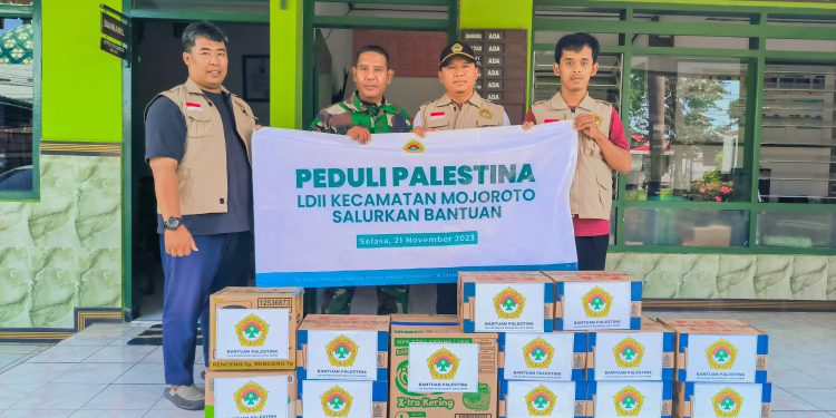 Ketua PC LDII Mojoroto, Budianto, serahkan bantuan untuk penduduk Gaza, Palestina, pada Jumat (21/11) di Koramil 0809/03 Mojoroto. Dok: LINES.