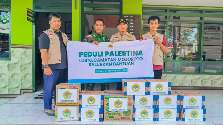 Ketua PC LDII Mojoroto, Budianto, serahkan bantuan untuk penduduk Gaza, Palestina, pada Jumat (21/11) di Koramil 0809/03 Mojoroto. Dok: LINES.