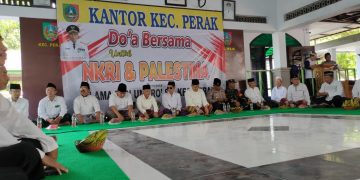 Forkopimcam Perak, Jombang, bersama ulama dan umaro’ menggelar solidaritas kemanusiaan “Do’a Bersama untuk NKRI dan Palestina”, Jumat (17/11). Dok: LINES.