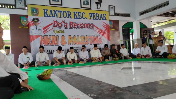 Forkopimcam Perak, Jombang, bersama ulama dan umaro’ menggelar solidaritas kemanusiaan “Do’a Bersama untuk NKRI dan Palestina”, Jumat (17/11). Dok: LINES.