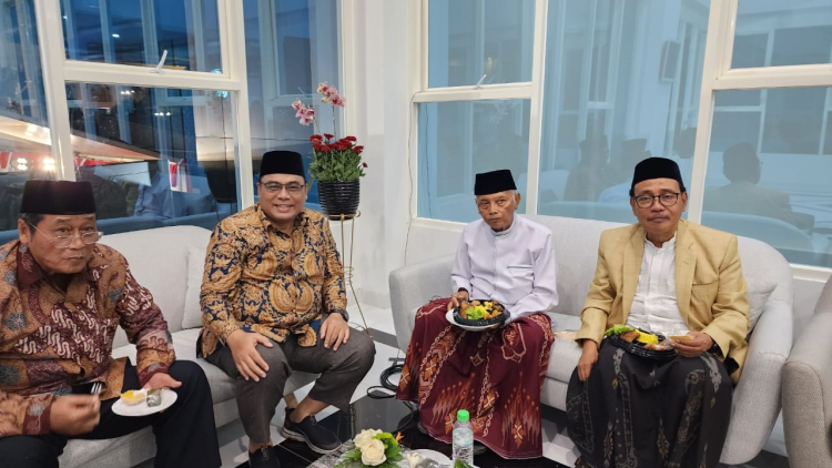Dari kiri-kanan: Direktur Masjid Al Akbar Surabaya KH Mohammad Sudjak, Ketua DPW LDII Jatim KH Moch Amrodji Konawi, Ketum MUI Pusat KH Anwar Iskandar, Ketum MUI Jatim KH Moh Hasan Mutawakkil Alallah. Dok: LINES.