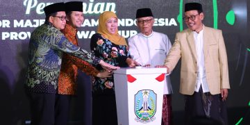 Peresmian kantor MUI Jatim ditandai dengan penekanan tombol digital yang dilakukan bersama oleh Gubernur Khofifah Indar Parawansa, Wakil Gubernur Emil Elestianto Dardak, Ketua Umum MUI Pusat KH Muhammad Anwar Iskandar, Ketua Umum MUI Jatim KH Mutawakil Allallah dan Sekretaris Daerah Provinsi Jawa Timur Adhi Karyono, Selasa (21/11) malam. Dok: kominfo.jatimprov.go.id.
