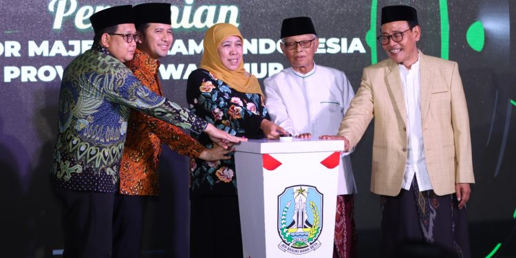 Peresmian kantor MUI Jatim ditandai dengan penekanan tombol digital yang dilakukan bersama oleh Gubernur Khofifah Indar Parawansa, Wakil Gubernur Emil Elestianto Dardak, Ketua Umum MUI Pusat KH Muhammad Anwar Iskandar, Ketua Umum MUI Jatim KH Mutawakil Allallah dan Sekretaris Daerah Provinsi Jawa Timur Adhi Karyono, Selasa (21/11) malam. Dok: kominfo.jatimprov.go.id.