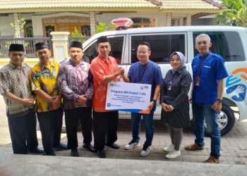 Ketua DPD LDII Situbondo Arief Fadjar didampingi pengurus harian menerima satu unit mobil ambulans dari program BRI Peduli TJSL, Jumat (1/12). Dok: LINES.