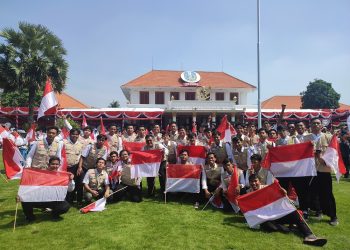 Pemuda LDII Jatim berswafoto seusai mengikuti upacara peringatan Hari Bela Negara ke-75 Tahun di halaman Gedung Negara Grahadi, Surabaya, Selasa (19/12). Dok: LINES.