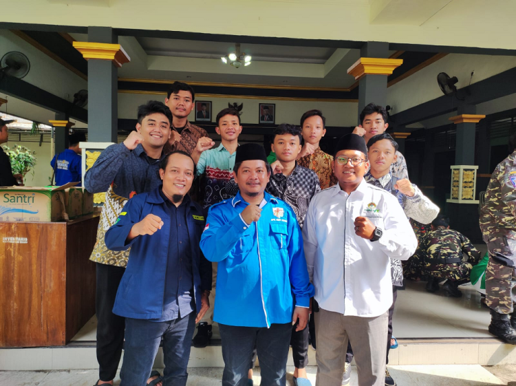 Pemuda LDII bersama organisasi kepemudaan Dewan Pengurus Kewilayahan Komite Nasional Pemuda Indonesia (DPK KNPI) Kecamatan Waru menggelar apel dan mendeklarasikan Pemilu Damai, Minggu (10/12). Dok: LINES.