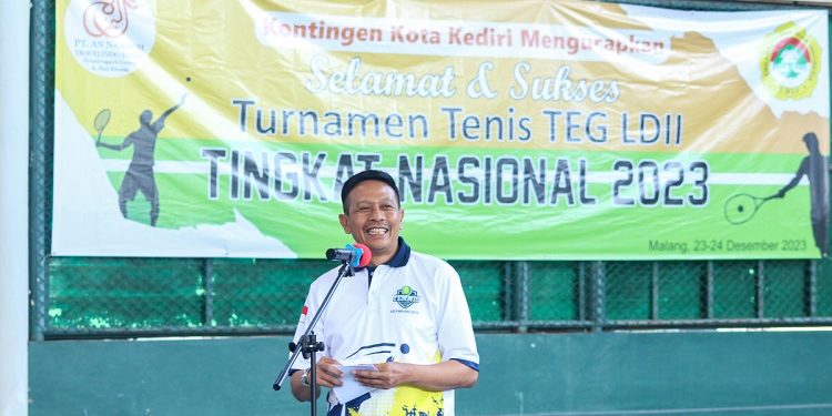 Wali Kota Malang Wahyu Hidayat membuka Tournament Tennis Executive Games (TEG) LDII di Lapangan Tenis Universitas Negeri Malang, pada Sabtu (23/12). Dok: LINES.