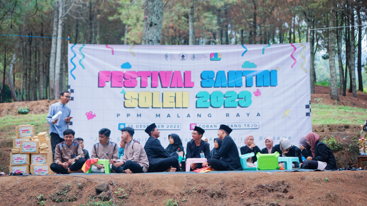 Pondok Pesantren Mahasiswa (PPM) Malang Raya menggelar Festival Santri Soleh (FSS) 2023 di Coban Parang Tejo Rojocamp, Senin (25/12). Dok: LINES.