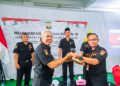 Sekretaris Pengprov Senkom Mitra Polri Jawa Timur Wahjoe Soetiono (kiri) menyerahkan palu sidang sebagai dimulainya sidang rapat pleno. Dok: LINES.
